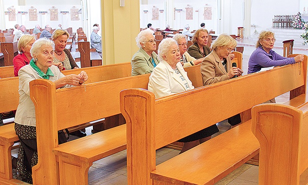 W parafii Matki Bożej Fatimskiej w Gdańsku wytrwale modli się 15 róż różańcowych