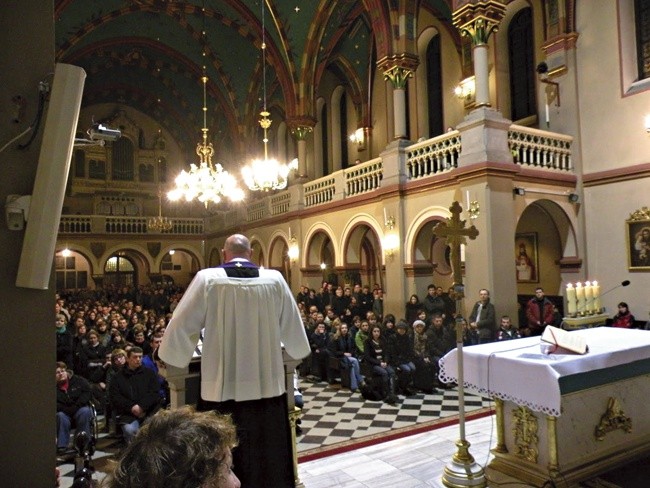 Spotkania akademickie w kościele Matki Bożej z Lourdes „Na Miasteczku” przyciągają wielu studentów