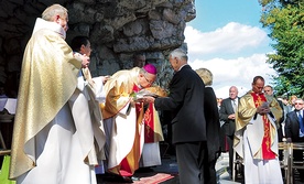 Biskup opolski przyjął chleb z rąk starostów dożynkowych Teresy Hasiak i Leszka Przybyszewskiego 