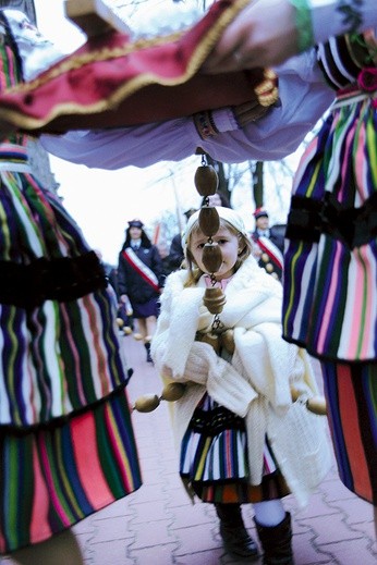  Procesje w czasie religijnych uroczystości są okazją do publicznej manifestacji wiary. Koła Żywego Różańca dumnie prezentują wówczas swą obecność