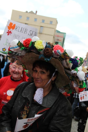 Marsz Kapeluszy rozpoczynający Dni Seniora we Wrocławiu