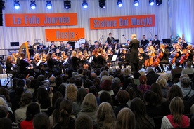 Orkiestra symfoniczna uczniów warszawskiej szkoły muzycznej oczarowała sluchaczy. Dyrygował Maciej Niesiołowski