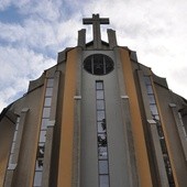 Front kościoła św. Stanisława BM w Pustkowie Osiedlu
