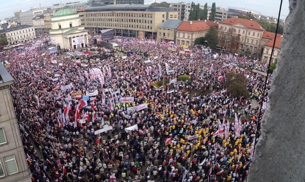 Zbierają się uczestnicy marszu "Obudź się Polsko"