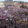 Zbierają się uczestnicy marszu "Obudź się Polsko"