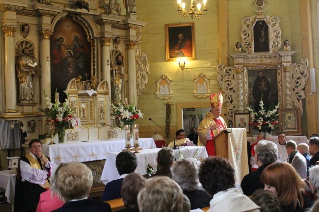 Biskup Marcinkowski święci Drogę Krzyżową