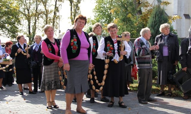 Ciężki różaniec trzymają panie z parafii Kompina