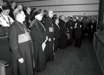 Lublin, 23 października 1988 r., KUL. Inauguracja roku akademickiego, podczas której kardynał Joseph Ratzinger otrzymał doktorat honoris causa tej uczelni z rąk rektora biskupa Jana Śrutwy. Od lewej stoją: kardynał Józef Glemp – prymas Polski, kardynał Joseph Ratzinger i kardynał Franciszek Macharski