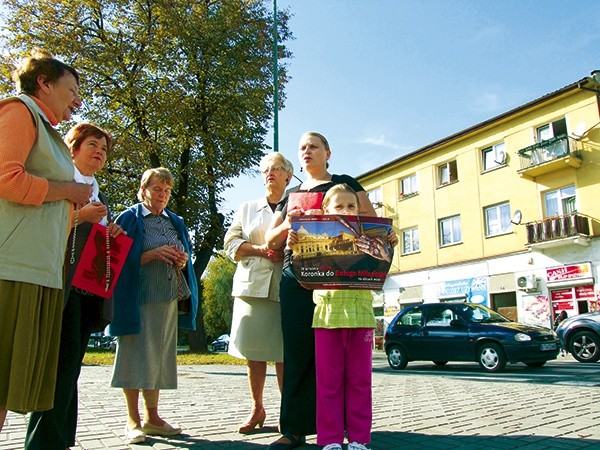  Modlitwa Odnowy przy ul. Lwowskiej. Grupie towarzyszyła 7-letnia Ola