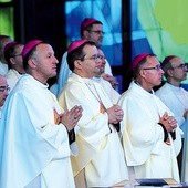  – To było prawdziwe doświadczenie Kościoła powszechnego – mówi bp Tadeusz Lityński. Na zdjęciu podczas liturgii