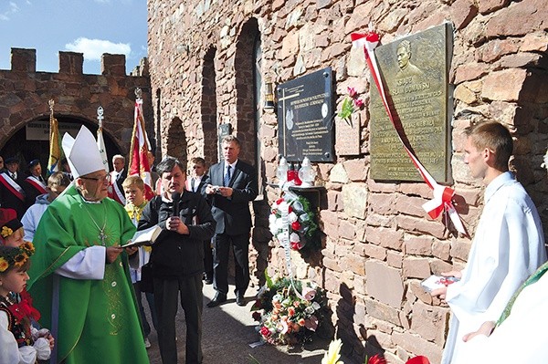 Kamienną tablicę poświęcił ks. inf. Czesław Wala