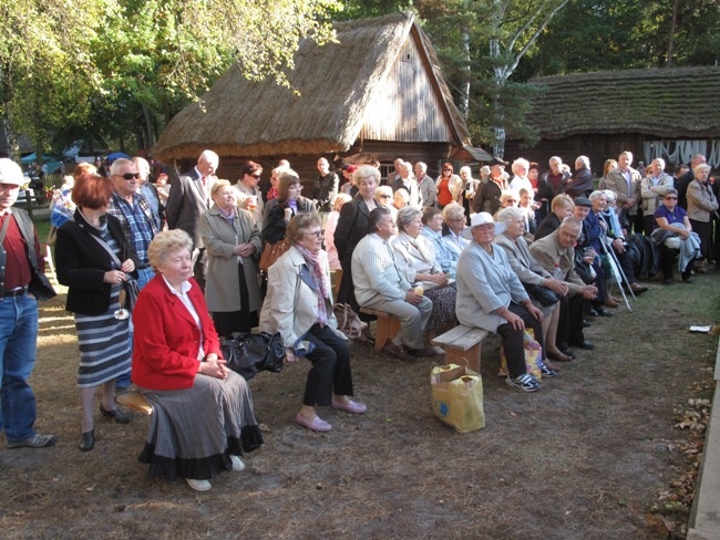 Na polu i na scenie podczas „Festiwalu ziemniaka” w Muzeum Wsi Radomskiej