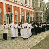 Benedykt XVI pierwszy raz przeżył uroczystość poświęcenia i nałożenia tunik