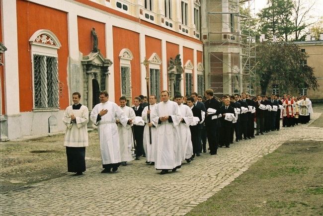 Benedykt XVI pierwszy raz przeżył uroczystość poświęcenia i nałożenia tunik