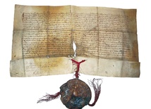  Akt króla Kazimierza Wielkiego z 4 października 1358 roku, ustanawiający parafię w Niepołomicach, znajduje się obecnie jako depozyt w Muzeum Niepołomickim