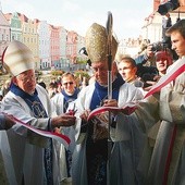 Abp Józef Kowalczyk, prymas Polski, wraz z ordynariuszem diecezji legnickiej bp. Stefanem Cichym, symbolicznie odsłonili herb papieski, który odtąd będzie zdobił wejście do bazyliki