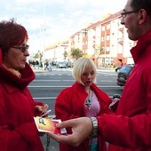  Można było ich spotkać na najbardziej ruchliwych ulicach Koszalina. Modlili się i rozdawali „wizytówki” Jezusa