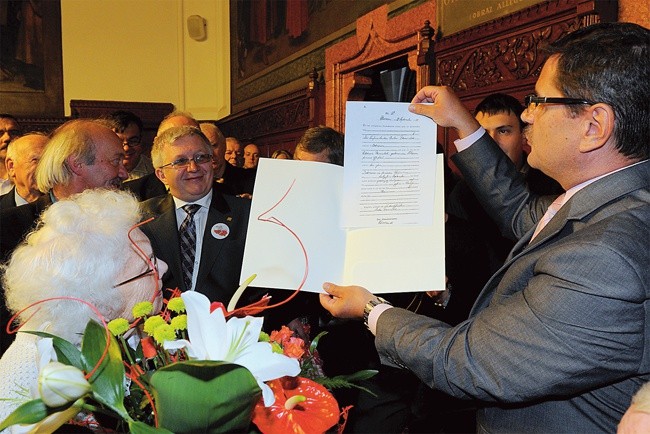  Marianna Lipka, 90-letnia jubilatka ze Słupska, otrzymała fotokopię swojego aktu urodzenia napisanego po niemiecku