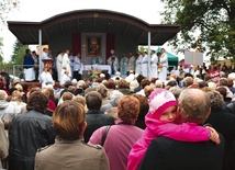  Po raz drugi, około 3 tysięcy różańcowych pątników z całej diecezji wypełniło sanktuarium Matki Bożej Smardzewskiej