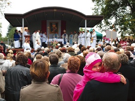  Po raz drugi, około 3 tysięcy różańcowych pątników z całej diecezji wypełniło sanktuarium Matki Bożej Smardzewskiej