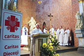 Ksiądz Rudolf Badura, dyrektor Caritas Diecezji Gliwickiej,  podczas Eucharystii dla pielgrzymów