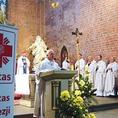 Ksiądz Rudolf Badura, dyrektor Caritas Diecezji Gliwickiej,  podczas Eucharystii dla pielgrzymów