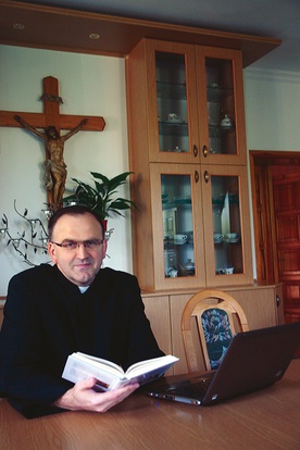 Ks. Jan Kochel jest kapłanem diecezji gliwickiej. W roku 2005 uzyskał stopień doktora habilitowanego teologii w zakresie katechetyki. Jest profesorem Uniwersytetu Opolskiego. Na co dzień zajmuje się również propagowaniem metody lectio divina i redakcją strony „Szkoły Słowa Bożego”