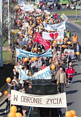 Dawać świadectwo o Chrystusie  można na różne sposoby. Jednym z nich jest coroczny  Marsz dla Życia w Zielonej Górze.  W tym roku wzięło  w nim udział ok. 2,5 tys. osób