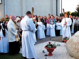 Dzieci i starsi chętnie uczestniczą w różnych wydarzeniach w parafii