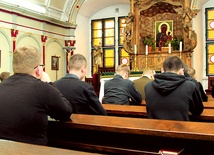  Każdy dzień rozpoczyna się od modlitwy w seminaryjnej kaplicy