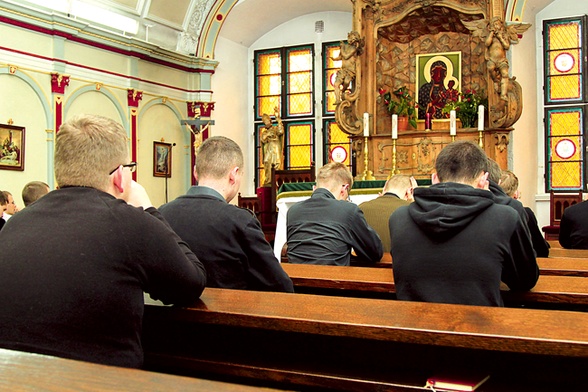  Każdy dzień rozpoczyna się od modlitwy w seminaryjnej kaplicy