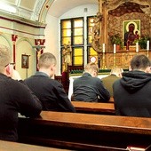  Każdy dzień rozpoczyna się od modlitwy w seminaryjnej kaplicy