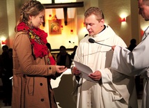  Ania podczas Mszy św. posłania na misję otrzymała różaniec, widzialny znak jej posługi 