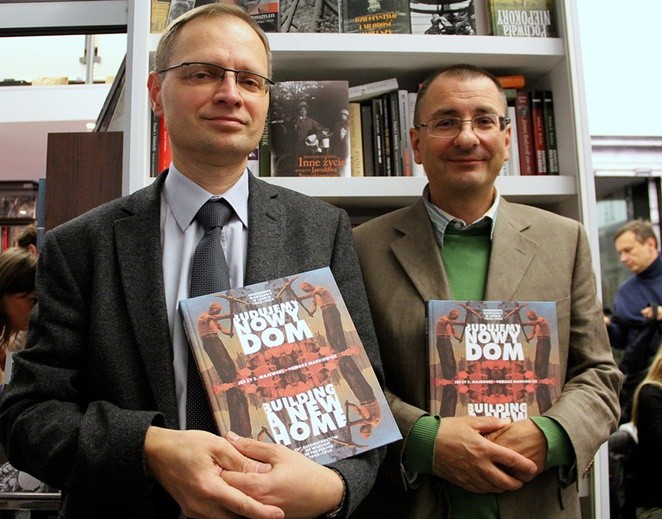 Tomasz Markiewicz i Jerzy S. Majewski zorganizowali w ubiegłym roku wystawę o odbudowie stolicy, a teraz wydali na ten temat album
