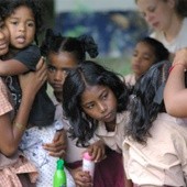 Dziewczynki w Indiach każdego dnia dużo czasu poświęcają na... układanie fryzur