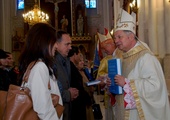 Biskupi Henryk Tomasik i Adam Odzimek wręczali przedstawicielom parafii Katechizmy Kościoła Katolickiego