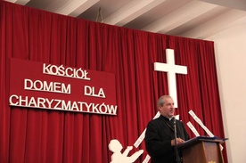 Ks. Mirosław Nowosielski podczas wygłaszania konferencji w auli WSD w Łowiczu