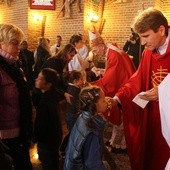 Ucałowanie relikwii św. Maksymiliana