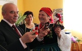 Minister rolnictwa i rozwoju wsi Stanisław Kalemba odbiera pamiątkowe łowickie lalki