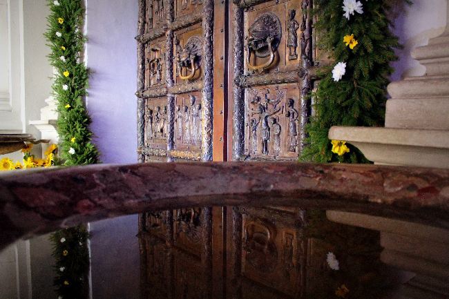 Drzwi płockiej bazyliki katedralnej są symbolem Roku Wiary w naszej diecezji