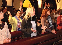 Uczestnicy grupy modlą się słowem i gestem