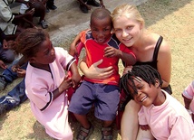 Agata pracuje z dziećmi – jest dla nich mamą, pielęgniarką, nauczycielką…
