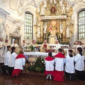 Bp Jan Wieczorek, bp Andrzej Czaja i ks. proboszcz Piotr Gołąbek odprawiają jubileuszową Mszę św. Ołtarz główny jest dziełem o. Locha z Wrocławia