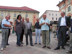 Skrzyknęli się na pl. Szczepańskim, aby radzić o solidarnej pomocy. Stoją od lewej: drugi – Maciej Gawlikowski, trzecia – Katarzyna Kubisiowska, czwarty – Józef Lassota, potem kolejno – Tadeusz Pikulicki, Maciej Mach i Edward Nowak, inicjator „Sieci solidarności – Małopolska”