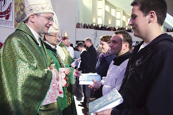  Podczas niedzielnej Mszy św. przedstawiciele każdego dekanatu diecezji w darach złożyli Pismo Święte, dokumenty Soboru Watykańskiego II i Katechizm Kościoła Katolickiego. Zostaną one przekazane do domów rekolekcyjnych i miejsc formacyjnych