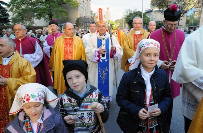 W korowodzie wiary szły dzieci ubrane jak świadkowie objawień w Fatimie