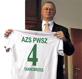  W tej koszulce wystąpił w niedzielnym turnieju rektor uczelni Paweł Maciaszczyk 