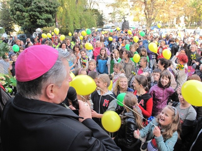 Przed katedrą dzieci powitał bp Henryk Tomasik