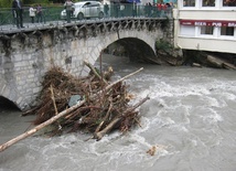 Benedykt XVI o powodzi w Lourdes