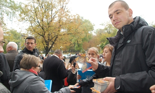 Na pamiątkowych obrazkach, które rozdawali wiernym alumni, znajduje się  Skład Apostolski